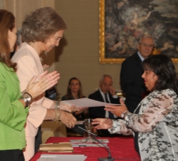 Entrega del Premio a la Acción Magistral. Doña Sofía entrega el diploma de la Mención de Honor a la Acción Magistral en la Categoría de Educación Infa